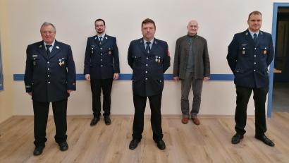 Bild: amö
Ferdinand Duscher (links) dankte dem bisherigen Kommandanten Andreas Held (Zweiter von links) für seine Arbeit. Seine Nachfolge tritt Markus Uschold (Mitte) an. Stellvertreter ist Michael Kulzer (rechts). Bürgermeister Walter Schauer (Zweiter von rechts) gratulierte zum Wahlergebnis.
