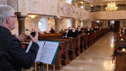 Bild: le
„Wer zu mir kommt, den werde ich nicht abweisen „.Pfarrer Wilfried Römischer verkündete beim Seniorenkreis „ Klub 70 „ die Jahreslosung 2022.