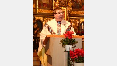 Bild: bey
Stadtpfarrer Pater Hans Ring erinnert an das Wirken den Heiligen Franz von Sales und an dessen einzigartige geistliche Freundschaft mit Johanna Franziska von Chantal, Ordensgründerin der Salesianerinnen.