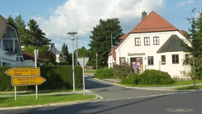 Archivbild: ld
Dieses schmucke Gebäude mitten im Zentrum könnte bald Eigentum der Gemeinde sein und das Ensemble Kirche - Rathaus - Reger-Haus ergänzen. Über die Verwendung ist noch nichts bekannt.