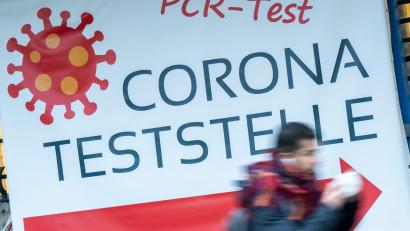 Symbolbild: Peter Kneffel/dpa
Kapazitäten für PCR-Tests sollen erhöht werden. Bei Engpässen soll künftig jedoch priorisiert werden.