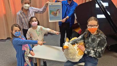 Bild: R. Kreuzer
Vorne die Kinder von links: Liv, Eva, Helena, dahinter Cornelia Kick und Heiner Balk.