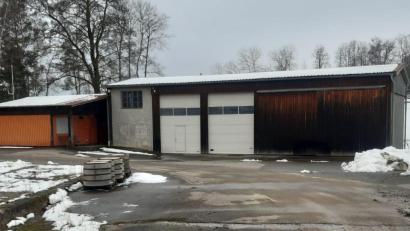 Bild: Gemeinde Teunz/exb
Das frühere Bauhofgebäude in Fuchsberg ist eines der gemeindlichen Objekte, die sich für die Installation von PV-Anlagen anbieten würde.