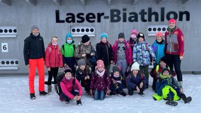 Bild: u
Sportfachberaterin Susanne Gebhardt (links) ermöglicht fünf Klassen der Grundschulen Hahnbach, Gebenbach und Schnaittenbach mit insgesamt 85 Kindern je einen Wintersporttag im Langlaufzentrum auf der Silberhütte. Hier die Klasse 3a aus Hahnbach mit Klassenleiterin Kerstin Arnold.