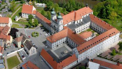 Archivbild: Michael Ascherl
Das durch das Kloster Waldsassen (Bild) über Jahrhunderte geprägte Stiftland soll mit weiteren Regionen das Europäische Kulturerbe-Siegel bekommen. Jetzt war das Bestreben auch ein Thema im Gemeinderat Pechbrunn.
