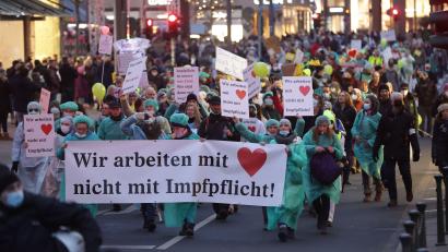 Bild: David Young/dpa
Gegner der Corona-Impfpflicht gehen auf die Straße. Darunter sind auch – wie hier in Düsseldorf – viele Menschen, die im medizinischen Bereich arbeiten. Sie hadern mit der einrichtungsbezogenen Impfpflicht, die ab Mitte März greift.