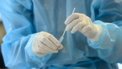 Symbolbild: Robert Michael/dpa
Eine medizinische Mitarbeiterin entnimmt eine Nasenabstrichprobe für einen Coronatest. Im Landkreis Tirschenreuth gab es am Dienstag 251 positive Coronatests.