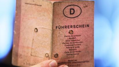 Bild: Andreas Arnold
Bis 2033 müssen Millionen von Führerscheinen umgetauscht werden, damit sie fälschungssicherer sind.