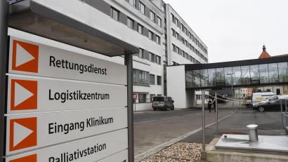 Bild: Gabi Schönberger
Nicht jeder Pfeil am Eingang des Klinikums Weiden steht für einen Sanierungsfall. Ein neues Team an der Spitze soll aber trotzdem Dutzende Projekte innerhalb von Organisation und Pflege umsetzen.