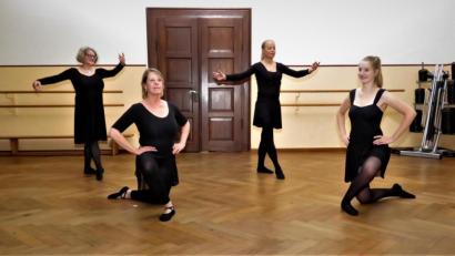 Bild: ubb
Abschlussbild einer einstudierten Choreographie: Eva Gibhardt, Rosalinde Antkowiak, Barbara Züllich und Heidrun Gollwitzer (von links) sind ein eingespieltes Team in der kleinen Ballettgruppe.