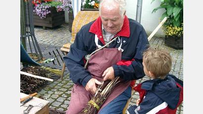 Archivbild: wku
Rudi Mayer bekam einst von seinem Großvater das Besenbinden beigebracht - etwas, das er noch bis hohe Alter tat.