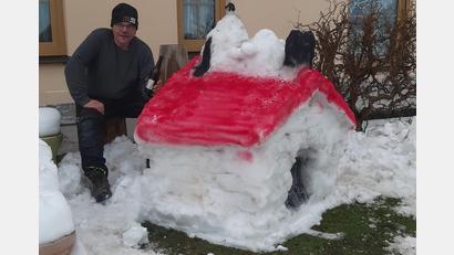 Bild: gis
Martin Nickl hat aus Schnee Snoopy auf seiner Hundehütte geformt.