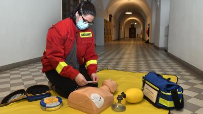 Bild: Petra Hartl
Die 17-jährige Katja Huber übt für den Notfall. Bereits seit vier Jahren ist sie als Schulsanitäterin im Einsatz.