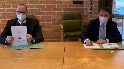 Bild: Stadt Weiden, Norbert Schmieglitz/exb
Andreas Meier, Landrat des Landkreises Neustadt an der Waldnaab (links), und Jens Meyer, Oberbürgermeister der Stadt Weiden, haben eine Absichtserklärung zu einer möglichen Zusammenlegung der Berufsschulen unterzeichnet.