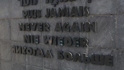 Bild: Dieter Weiß/exb
Ein Gedenkstein im KZ Dachau warnt mit der Aufschrift "NIE WIEDER", die Gräueltaten des Nazi-Regimes zu vergessen oder zu verharmlosen.