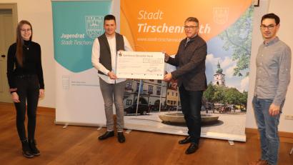 Bild: Stadt Tirschenreuth/exb
Bürgermeister Franz Stahl (Zweiter von rechts) bei der Übergabe des symbolischen Zuwendungsschecks an den Ersten Sprecher des Jugendrats, Lukas Üblacker (Zweiter von links). Mit Bild der städtische Jugendbeauftragte Sebastian Wiedemann (rechts) und die Dritte Jugendratssprecherin Julia Burkhard.