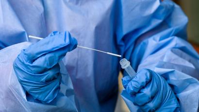 Bild: Jens Kalaene
Eine Krankenschwester steckt ein Abstrichstäbchen in die Flüssigkeit eines Corona-Schnelltests. Foto: Jens Kalaene/dpa-Zentralbild/dpa/Symbolbild