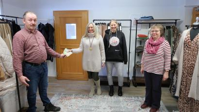 Bild: bsc
Große Freude beim Verein Stiftland-Sternenkinder: Birgit Konz und Tanja Hoffmann (Zweite und Dritte von links) vom Online-Shop „Romantic Lifestyle Friedenfels“ übergaben an die Vertreter des Vereins, Otto Selch und Monika Selch, eine 1000-Euro-Spende.