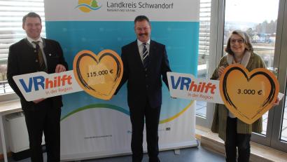 Bild: Hans Prechtl/exb 
Symbolische Spendenübergabe: Landrat Thomas Ebeling, der Vorstandssprecher VR Bank Mittlere Oberpfalz, Bernhard Werner, und Gisela Pöhler vom Hospizverein Schwandorf (von links).