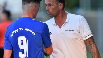 Bild: Alfred Schwarzmeier
SpVgg-SV-Trainer Andreas Scheler (rechts) muss im Testspiel gegen die DJK Gebenbach verletzungsbedingt auf Stürmer Josef Rodler verzichten.