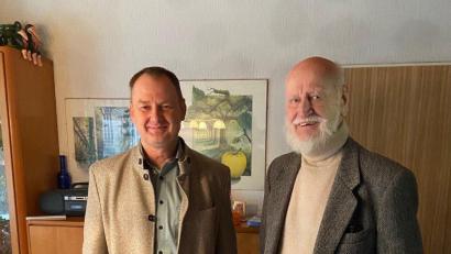 Bild: wec
Bürgermeister Erich Meidinger überbringt Karl Winkler an dessen 90. Geburtstag die Glückwünsche der Gemeinde Ebermannsdorf sowie kleine Geschenke.