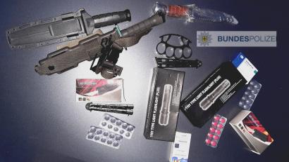 Bild: Bundespolizei/exb
Drei Männer wollten Waffen und Potenzmittel nach Deutschland einschmuggeln, scheiterten aber an der Bundespolizei.