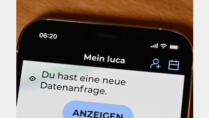 Bild: Bernd Weißbrod
Die Startseite einer Luca-App ist auf einem Bildschirm eines Smartphones dargestellt. Foto: Bernd Weißbrod/dpa