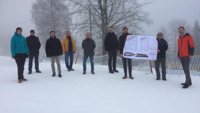 Bild: Landratsamt Bayreuth/exb
Bei der Präsentation des Planes für den Neubau des Freizeit- und Sportzentrums an der Bleaml-Alm waren dabei Fichtelbergs Dritter Bürgermeister Jens Eckert (Dritter von links), Warmensteinachs Gemeindeoberhaupt Axel Herrmann (Vierter von links), der Geschäftsstellenleiter der Gemeinde Fichtelberg Thomas Förster (Mitte), Bischofsgrüns Bürgermeister Michael Schreier (Vierter von rechts), Fichtelbergs Bürgermeister Sebastian Voit (Dritter von rechts), Sigurd Zapf vom Skiclub und Bayreuths Landrat Florian Wiedemann (rechts).
