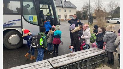 Bild: Polizeiinspektion Amberg/exb
Ordentliches Anstellen ermöglicht stressfreies und flottes Einsteigen: Polizeioberkommissar Markus Neumeyer übt es mit den Schülern.