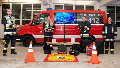 Bild: Feuerwehr Bärnau/exb
Die Feuerwehr Bärnau kann jetzt auch eine Drohne bei den Einsätzen verwenden. Das neue Ausrüstungsteil stellten (von links) von der Feuerwehr Thomas Ulrich, Christian Gleißner, Stellvertretender Kommandant Christian Schedl sowie Kreisbrandmeister Klaus Schicker vor.