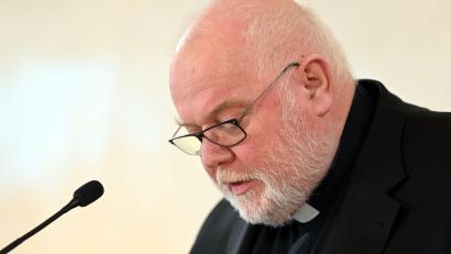 Bild: Sven Hoppe/dpa
Kardinal Reinhard Marx, Erzbischof von München und Freising, äußert sich in einer Pressekonferenz zum Gutachten zu sexueller Gewalt gegen Kinder und Jugendliche im katholischen Erzbistum München und Freising.