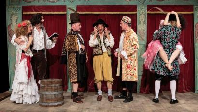 Bild: Philipp Plum/exb
„Die Streiche des Scapin“ kommen als Theaterstück auf die Bühne des Stadttheaters.