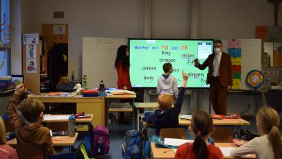 Bild: szl
Die Schüler der Klasse 2c und ihre Klassenleiterin Sabine Haidl (stehend, links) zeigen Bürgermeister Franz Stahl (stehend, rechts), wie die neue digitale Tafel funktioniert.