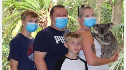 Bild: Weiß / exb
Familie Weiß in einem Reservat für Koalas. Patrick und Nicole Weiß sowie ihre Söhne Lukas (12) und Jack (10) hatten allerdings keinen leichten Start in ihrer neuen Heimat Australien.