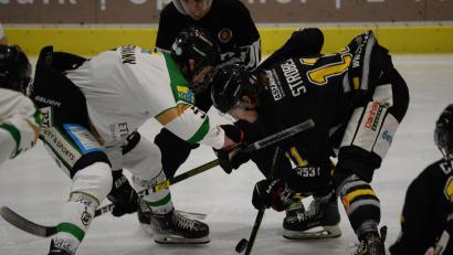Archivbild: Andreas Brückmann
Auf geht's! Am Freitag startet auch der ERSC Amberg (rechts Mario Strobel) in die Aufstiegsrunde der Eishockey-Bayernliga.