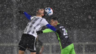 Bild: Büttner, Gerhard
Im Weidener Schneetreiben kämpften am Donnerstagabend Chousein Chousein (links) von der SpVgg SV und Gebenbachs Salah El Berd um den Ball. Am Ende behielt der gastgebende Landesligist knapp die Oberhand.
