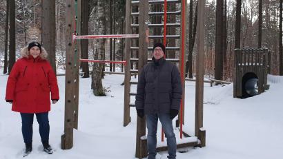 Bild: gz
Die Jugendbeauftragten Laura Roth und Bernd Reil besichtigen den Spielplatz am Wildpark, der noch vor dem Sommer neue Geräte bekommen soll.