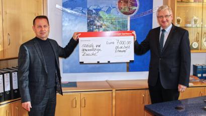 Bild: njn
Vorstandsvorsitzender Gerhard Hösl (links) überreichte den Spendenscheck an Bürgermeister Johannes Reger.