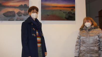 Bild: ads
Beidseitige Freude: Die Sprecherin des Pfarrbüchereiteams St. Konrad, Lisa McBride (links) freut sich, dass sie die Amberger Künstlerin Isabelle Prüfling für die Ausstellung ihrer Malereien im Foyer des Pfarrzentrums St. Konrad gewinnen konnte.