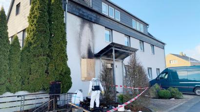 Bild: Gabi Schönberger
Am Tag nach dem Brand in einem Mehrfamilienhaus in der Parksteiner Straße in Weiden suchen Brandermittler der Polizei am Unglücksort nach Spuren und Beweisen zur Ermittlung der bislang nicht geklärten Ursache für das Feuer.