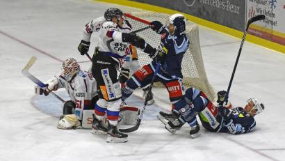 Archivbild: gb
Die Blue Devils empfangen am Freitag den Deggendorfer SC. Das Bild zeigt eine Szene aus dem ersten Heimspiel gegen die Niederbayern (2:3 nach Verlängerung) mit Chad Bassen und Nick Latta (am Boden). Am Sonntag treten die Weidener in Memmingen an.