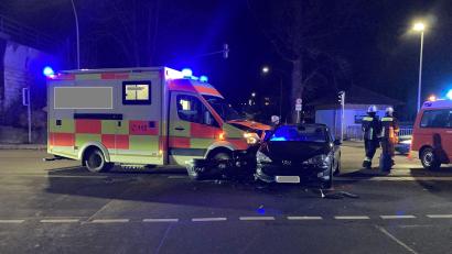 Bild: Polizeiinspektion Sulzbach-Rosenberg
Drei verletzte Sanitäter, über 50.000 Euro Schaden und zwei kaputte Autos: Bei einem Unfall auf der Kreuzerwirt-Kreuzung in Sulzbach-Rosenberg ist es am Dienstagabend, 18. Januar, zu einem ungewöhnlichen Unfall gekommen.