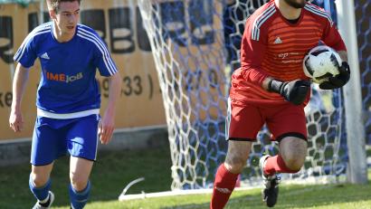 Bild: Alfred Schwarzmeier
Burglengenfelds Torwart Marco Epifani (rechts) fängt in der kommenden Saison für den TB Roding die Bälle.