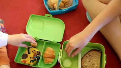 Bild: Bernd Wüstneck/dpa
Statt ihres Pausenbrotes fand eine 6-Jährige in der mitgebrachten Dose die Zigaretten ihrer Mutter - und Marihuana.