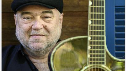Bild: Christian Poellmann Fotografie/exb
Genießer des fränkischen Dialekts und handgemachter Akustik-Gitarrenmusik kommen bei Wolfgang Buck auf ihre Kosten.
