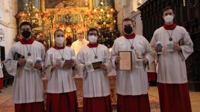 Bild: ads
Die Ministranten (vorne, von links) Markus Füger, Lena Eichinger, Michael Dürr, Maximilian Pirschel und Maximilian Krauß wurden nach bis zu 17 Jahren im Altardienst in St. Georg bei einem festlichen Gottesdienst von Kaplan Florian Rein (hinten) verabschiedet.