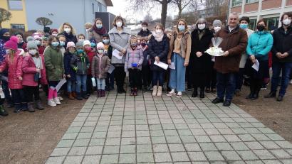 Bild: wel
Schüler und Lehrkräfte der Doktor-Eisenbarth-Grundschule wünschten Stadtpfarrer Alfons Kaufmann musikalisch alles Gute zum 60. Geburtstag