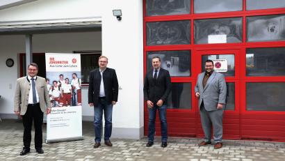 Bild: Maximiliane Fröhlich/exb 
Mit dem Landtagsabgeordneten Alexander Flierl (Zweiter von links) sprachen (von links) Regionalvorstand Martin Steinkirchner, Rettungsdienstleiter Franz Zirngibl und Regionalvorstand Tobias Karl.