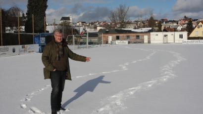 Bild: wro
Auf dem Gelände am Jahnweg, das derzeit noch als Fußballplatz genutzt wird, sollen einmal Wohnhäuser errichtet werden.