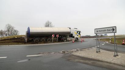 Bild: Roland Wellenhoefer
Ein Silozug kam am Dienstag direkt auf dem "Hegele"-Kreisverkehr zum Stehen.